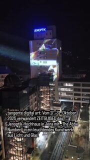 tangente digital art: „The Abbe Number“ – Lichtkunst am Jenoptik-Hochhaus
tangente digital art: Vom 17.–31. Oktober 2025 verwandelt ZEITGUISED das Jenoptik-Hochhaus in Jena mit „The Abbe Number“ in ein leuchtendes Kunstwerk aus Licht und Glas.
#TheAbbeNumber #Jenoptik #TangenteDigitalArt #ZEITGUISED #LichtkunstJena #ProjectionMapping #ErnstAbbeHochhaus #LichtstadtJena #DigitaleKunst #JenaEvents #MeinJena #DeinJena #VisitJena #JenaFotografx