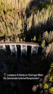 Lostplace-Erlebnis im Thüringer Wald – Die Ziemestalbrücke bei Remptendorf
Einst Teil der Bahnstrecke Triptis–Marxgrün, war sie ein Meisterwerk der Ingenieurskunst und ist heute ein stiller Zeuge vergangener Zeiten. Das vollständig aus Stahl errichtete Viadukt ragt 32 Meter über das Tal und bietet mit seiner imposanten Architektur ein faszinierendes Motiv für Fotograf:innen, Wandernde und Geschichtsliebhaber:innen gleichermaßen.
Wer die Brücke entdecken will, sollte festes Schuhwerk einpacken: Der Weg führt durch idyllische Wälder, vorbei an moosbedeckten Felsen und entlang des Ottertals. 🌿 Die Atmosphäre ist magisch – besonders, wenn Nebel zwischen den Stahlträgern aufsteigt oder die Sonne durch das Blätterdach scheint.
⚠️ Hinweis: Die Brücke ist ein stillgelegtes Denkmal und nicht gesichert. Betreten erfolgt auf eigene Gefahr – bitte respektiert Natur und Bauwerk.
✨ Tipp: Besonders in den frühen Morgenstunden oder bei Sonnenuntergang entfaltet die Brücke ihren mystischen Charme – perfekt für unvergessliche Fotos!
📸 Hashtags:
#Ziemestalbrücke #LostplaceThüringen #ThüringerWald #Industriekultur #WandernThüringen #OutdoorErlebnis #LostPlacesGermany #AbenteuerThüringen #FotospotDeutschland #HiddenPlaces #Stahlviadukt #NaturundGeschichte #Remptendorf #Ziegenrück #Bahnviadukt #ThüringenEntdecken #UrbexGermany #Wandertipp #FotografieLiebhaber #GeheimtippThüringen