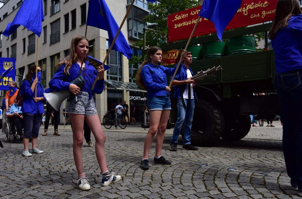 FDJ marschiert in Blauhemden mit Kampfliedern durch Jena