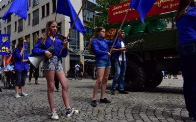 FDJ marschiert in Blauhemden mit Kampfliedern durch Jena