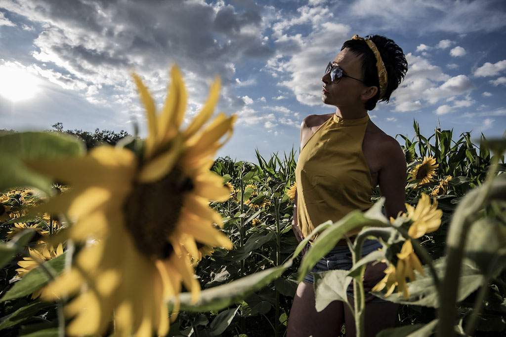 Sommer Porträt im Sonnenblumenfeld
