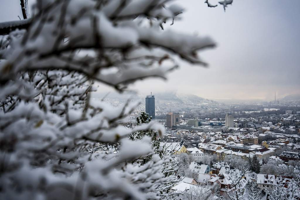 Winterliches Panorama mit Blick auf Jena.