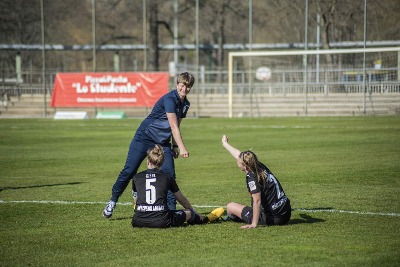 Die Frauen des FC Carl Zeiss Jena gewinnen am Mittwoch-Nachmittag gegen Borussia Mönchengladbach mit 3:0 (1:0) im Jenaer EAS.