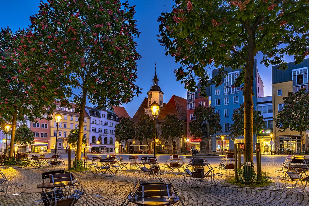 Marktplatz in Jena, betrachtet im Mai zu späterer Stunde.