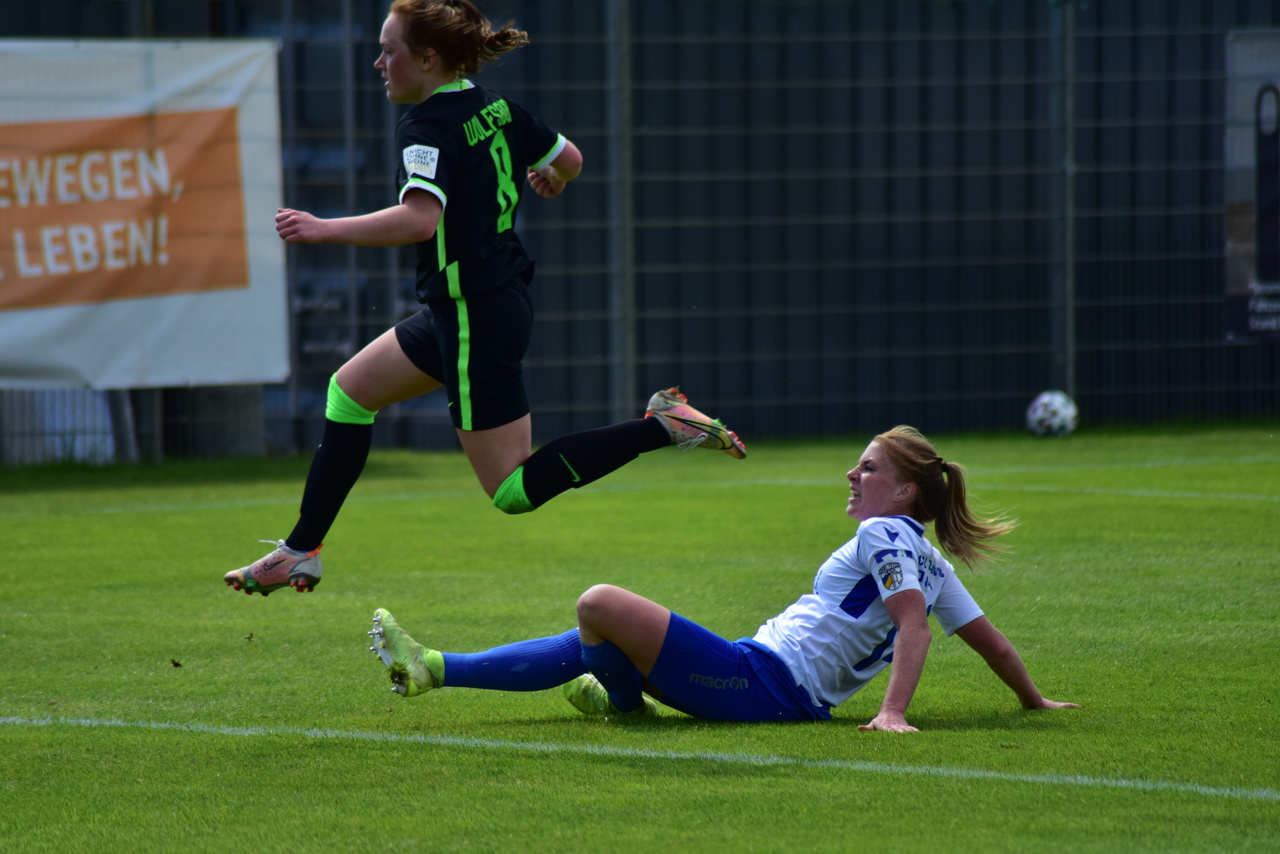 Die Frauen des FC Carl Zeiss Jena spielen wieder in der 1. Frauen – Bundesliga. Trotz des Unentschieden gegen VfL Wolfsburg II 2:2 (1:0) ist der Aufstieg in die Liga I geschafft!!