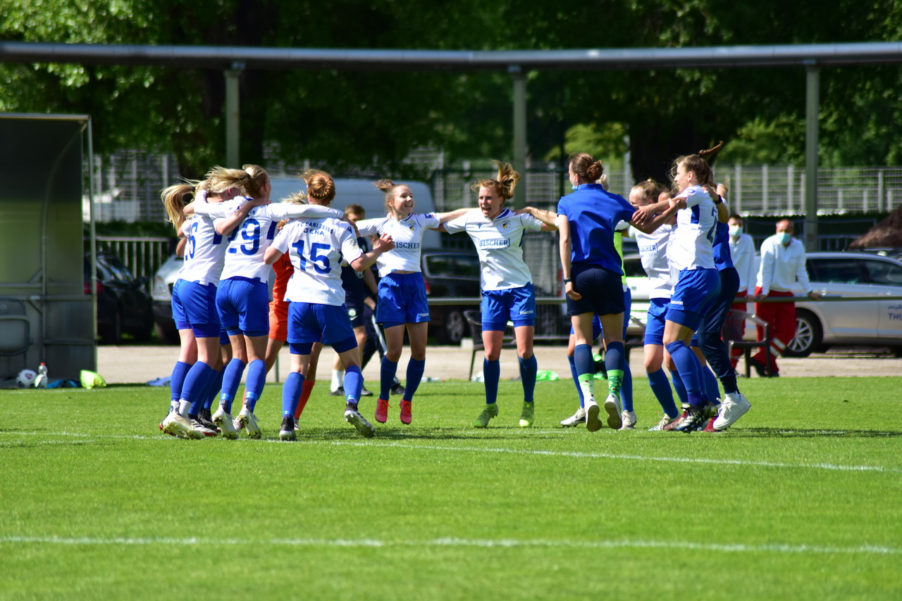Die Frauen des FC Carl Zeiss Jena spielen wieder in der 1. Frauen – Bundesliga. Trotz des Unentschieden gegen VfL Wolfsburg II 2:2 (1:0) ist der Aufstieg in die Liga I geschafft!!