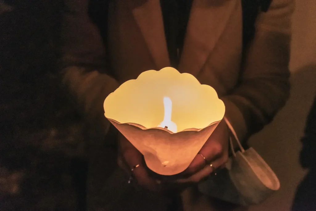 Zum Gedenken und gegen das Vergessen Zum Gedenken an die Opfer nationalsozialistischen Terrors damals wie heute – der Klang der Stolpersteine Jena mit 45 Kurzkonzerten an den Stolpersteinen. Impressionen vom Dienstag, 09.11.2021 in Jena