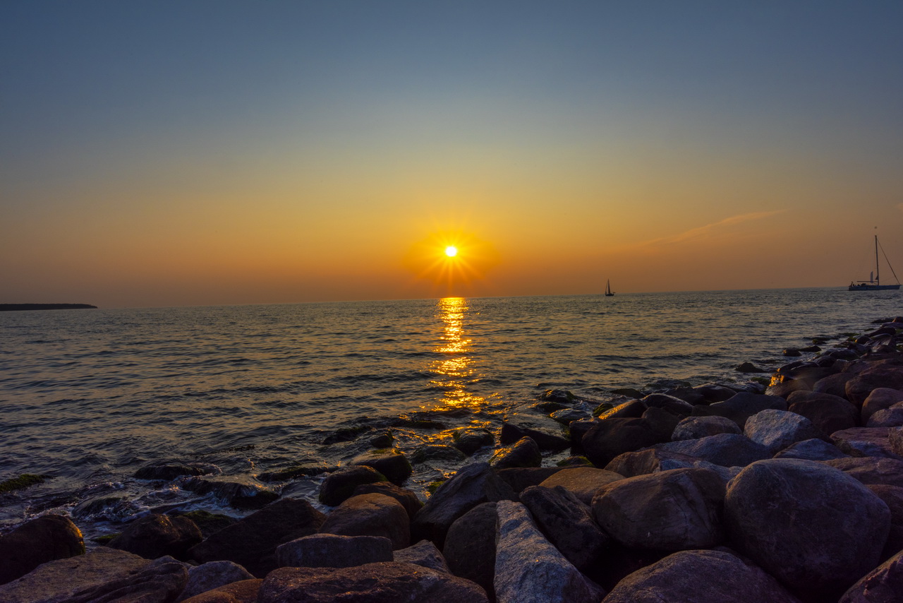 Sonnenuntergang am Ostsee-Strand Warnemünde, Sommer 2021