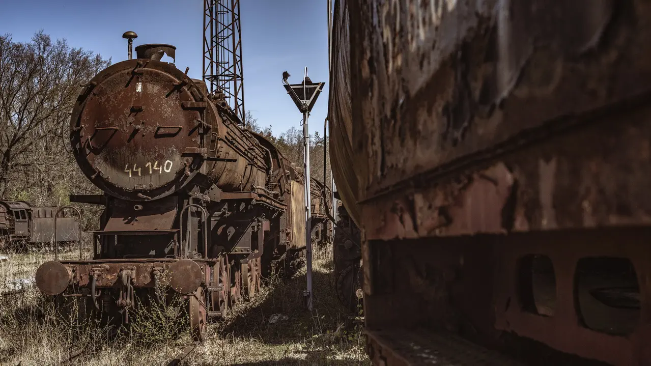 Eine nostalgische Welt aus rostigen Metall auf Schienen - die private Loksammlung Falkenberg.