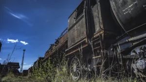 Skurrile Leidenschaft und nostalgisches Flair an verlassenen Orten – gepaart mit sehr viel rustikalen, rostigen Metall, was einst auf Schienen durch die Lande fuhr.