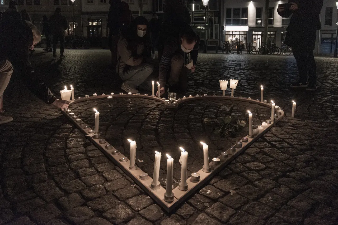 Zum Gedenken an die Opfer nationalsozialistischen Terrors damals wie heute – der Klang der Stolpersteine Jena mit 45 Kurzkonzerten an den Stolpersteinen.
