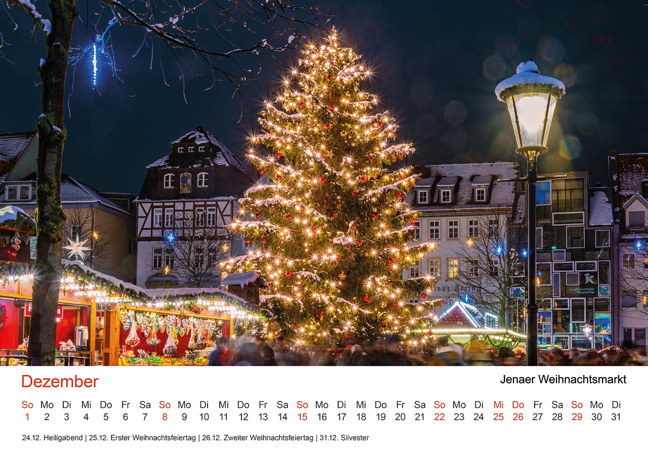 Dezember – Weihnachtsbaum und Weihnachtsmarkt auf dem Marktplatz.