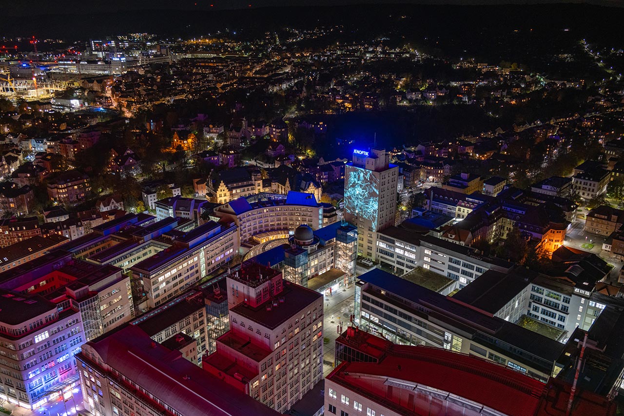 Blick auf den Jenaer Ernst-Abbe-Platz aus luftiger Höhe.