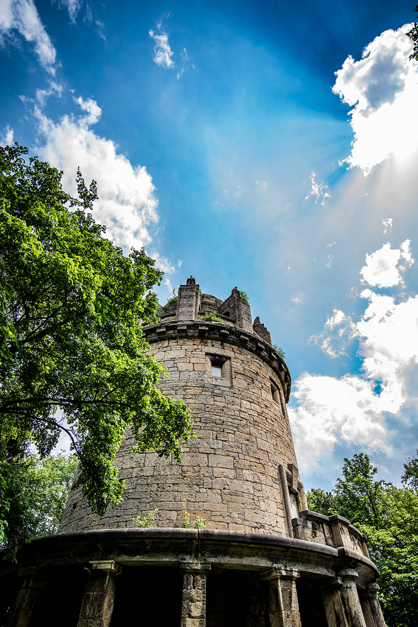 Entdecke den Bismarckturm Jena: Historischer Aussichtsturm mit Panoramablick, Wanderrouten & Infos zu Öffnungszeiten, Anreise und Umgebung.