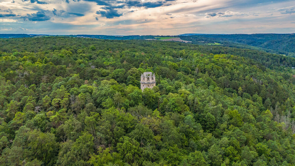 Drohnen-Aufnahme vom Bismarckturm Jena im Juli 2024.