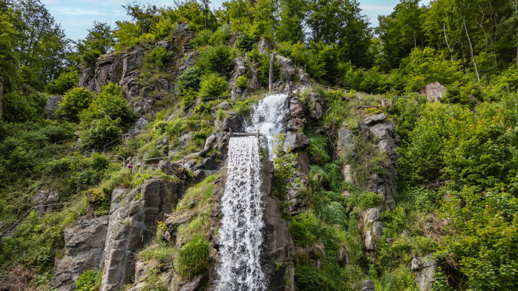 Blick auf den tosenden Trusetaler Wasserfall im Sommer
