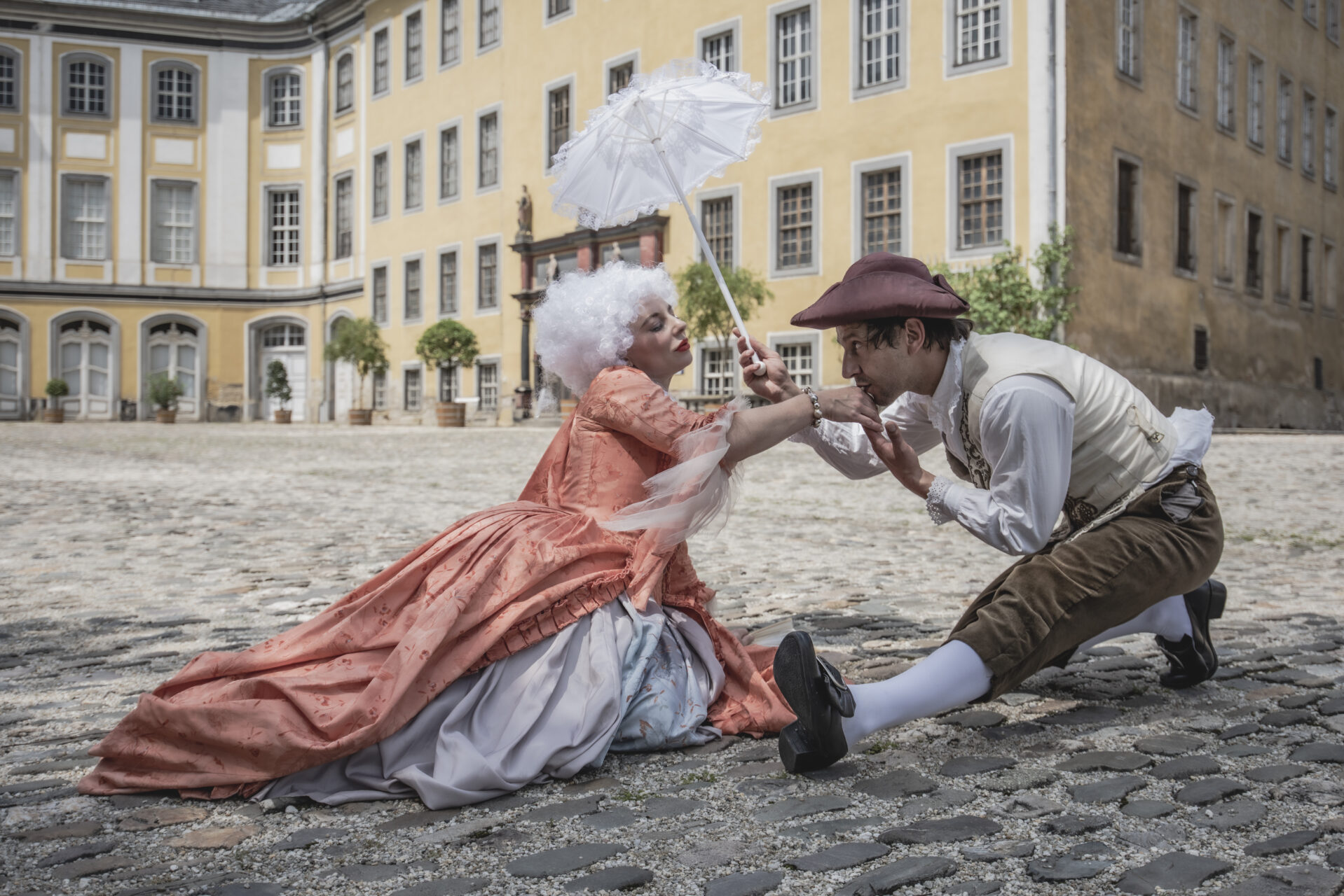 Schloss Heidecksburg Rudolstadt. Führungen für jeden Geschmack Ob klassische Schlossführung oder inszenierte Zeitreise – das Angebot ist vielfältig. Schloss Heidecksburg Rudolstadt. Führungen für jeden Geschmack<br />
Ob klassische Schlossführung oder inszenierte Zeitreise – das Angebot ist vielfältig.