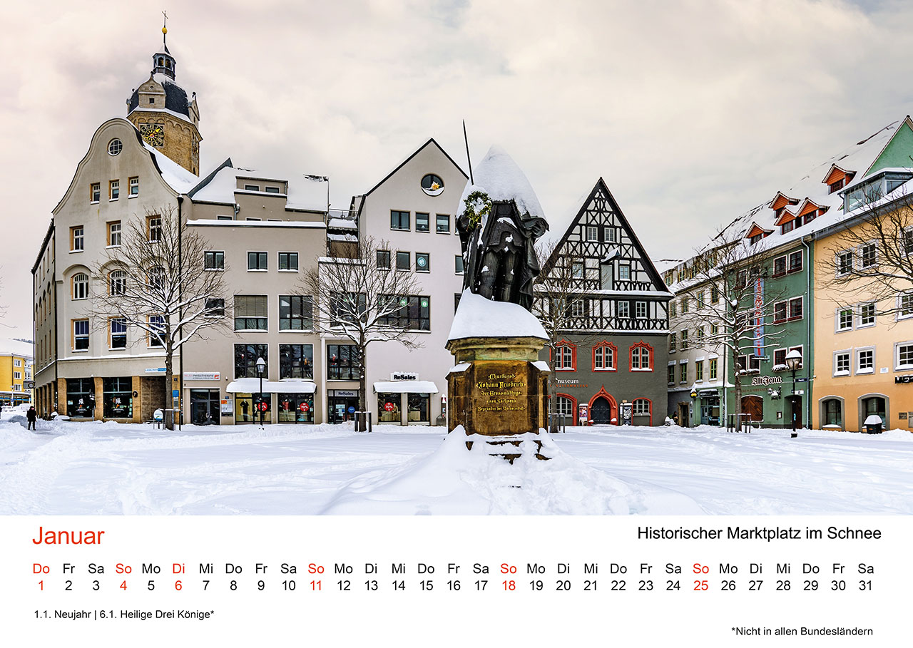 Januar: Winterlicher Marktplatz im Schnee Januar: Winterlicher Marktplatz im Schnee