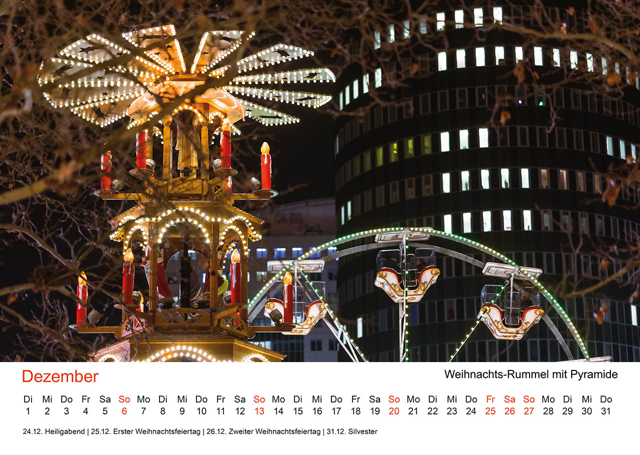 Dezember: Weihnachtsmarkt mit Riesenrad und Pyramide Dezember: Weihnachtsmarkt mit Riesenrad und Pyramide